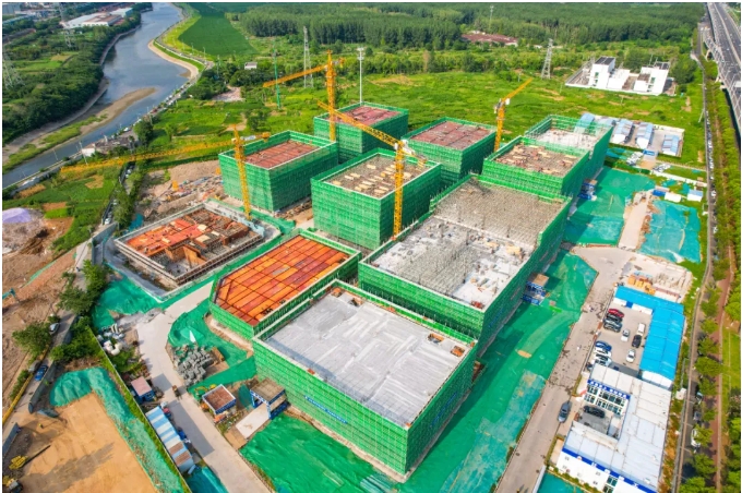 浦仪公路旁，，，，，，竖起工业新地标